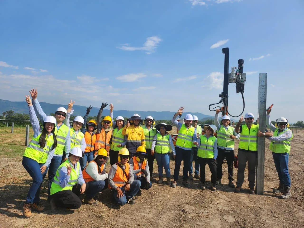 Planta solar y equipo técnico en sitio